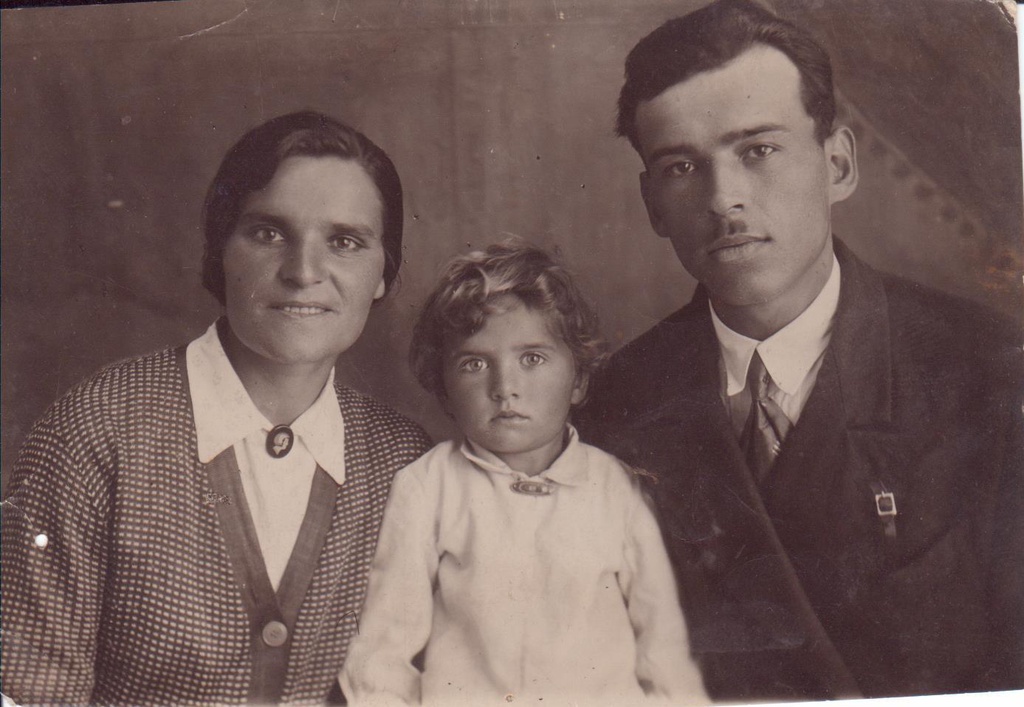 Молодая семья, 1937 год, Украинская ССР, Винницкая обл., г. Гайсин. Дед, бабушка и мама.Фотография из архива Владимира Ефимова.