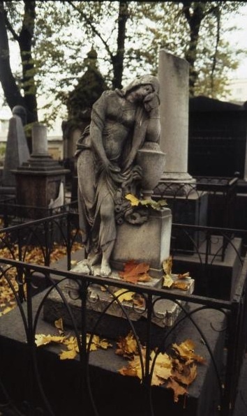 Надгробный памятник на кладбище Александро-Невской лавры, 1993 год, г. Санкт-Петербург. Выставка «Золотой октябрь» с этой фотографией.