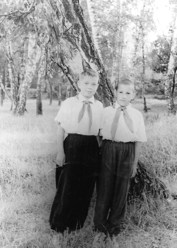 Два друга-пионера в парке, 1960 - 1961, г. Москва. 