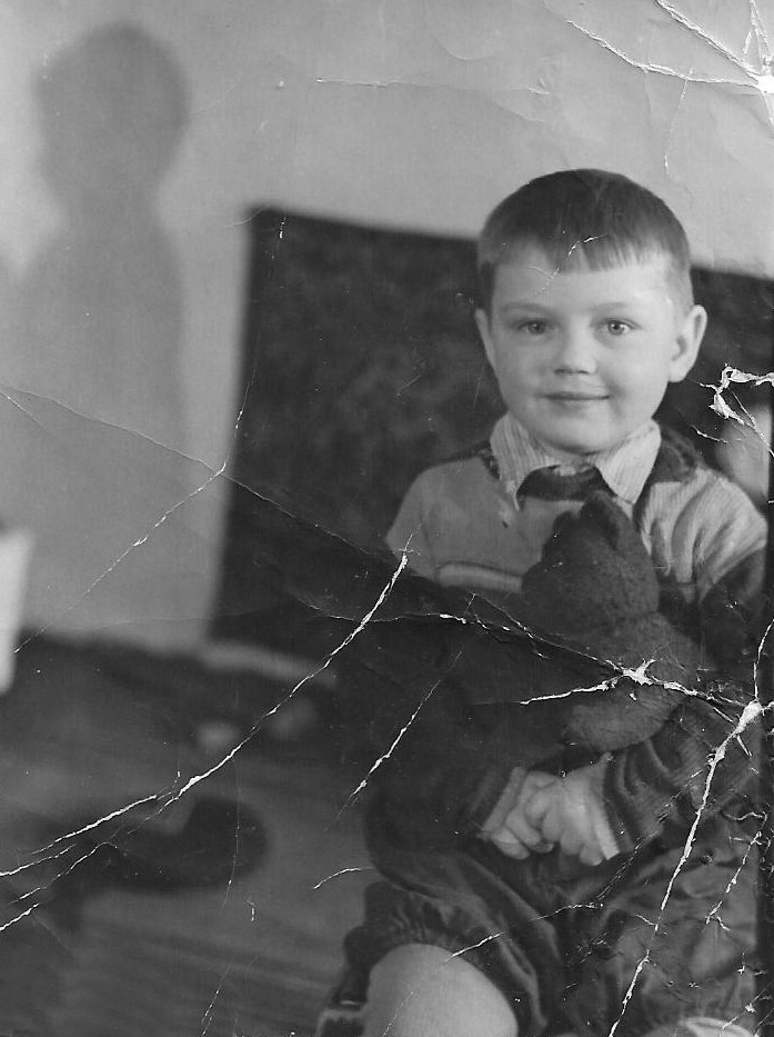 Мальчик с плюшевым медведем, 1955 - 1956, г. Москва. 