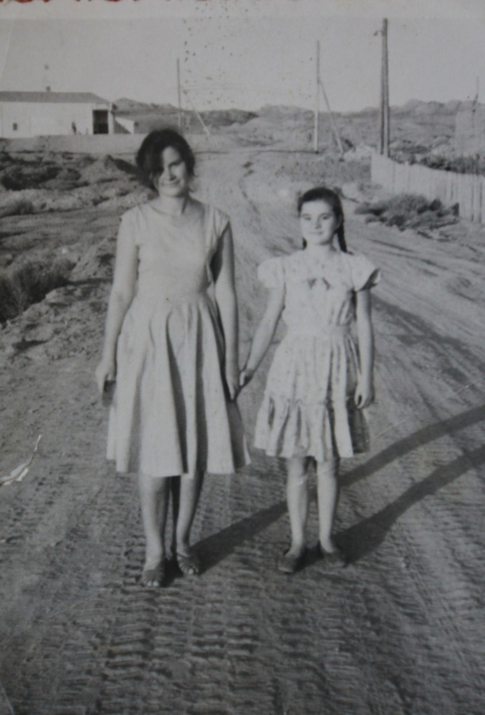 Шардара, 1 сентября 1959 - 1 октября 1962, Казахская ССР, пос. Шардара. Мама молодая еще совсем, Зина Рябец. В 1968 году Шардара получил статус города. Фотография из архива Олега Бейкуна.