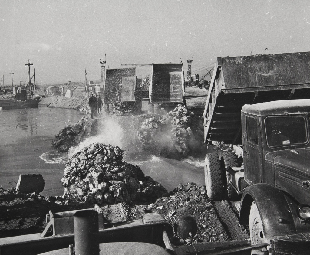 Строительство Чардаринской ГЭС, 1 января 1960 - 1 мая 1967, Казахская ССР. Перекрытие Сырдарьи. Фотография из архива Олега Бейкуна.