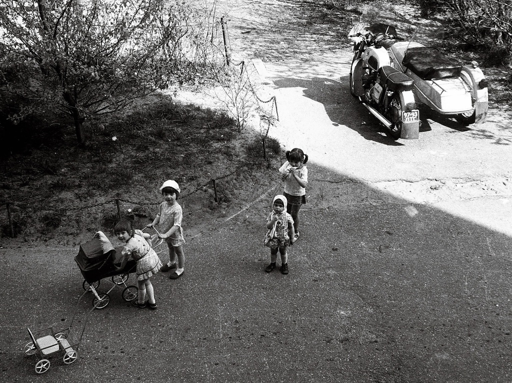 Дети играют на улице, июль - декабрь 1981, Латвийская ССР, г. Лиепая. Фотография из архива Анны Бадерко.&nbsp;Выставка «Без фильтров–3. Любительская фотография 80-х» с этой фотографией.