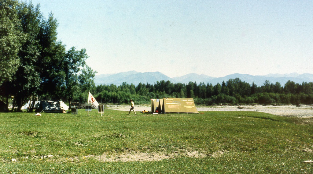 Лагерь международной группы туристов на берегу Катуни, 5 августа 1989, Горно-Алтайская АО, пос. Верхний Уймон. 