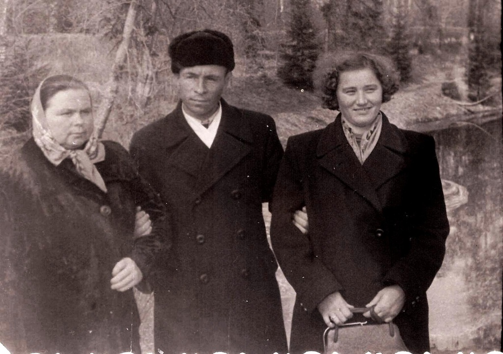 Пакуевы, 9 января 1962 - 31 декабря 1962, г. Павловск. Екатерина и Николай&nbsp;Пакуевы с неизвестной.