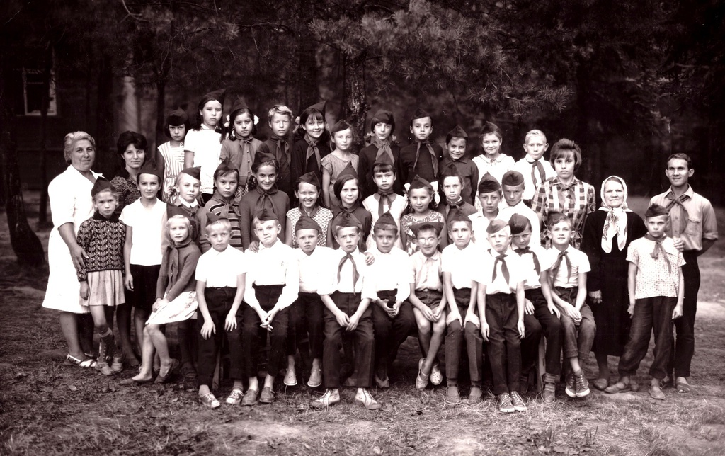 Пионерский лагерь, июль - декабрь 1966, Семеновский р-н. Среди изображенных на фотографии Вера Алексеевна Шестакова.