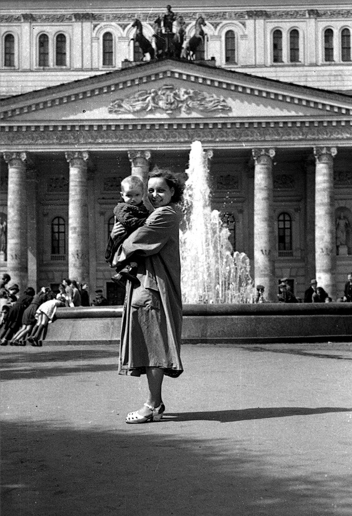 Из семейного альбома. Мама у Большого театра, 1957 год, г. Москва. 