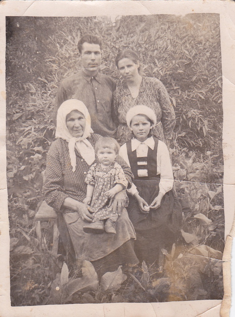 Дома, 7 мая 1949, Брянская обл., с. Молодьково. Владимир, Зинаида и Ефросинья Зайцевы с внуками.