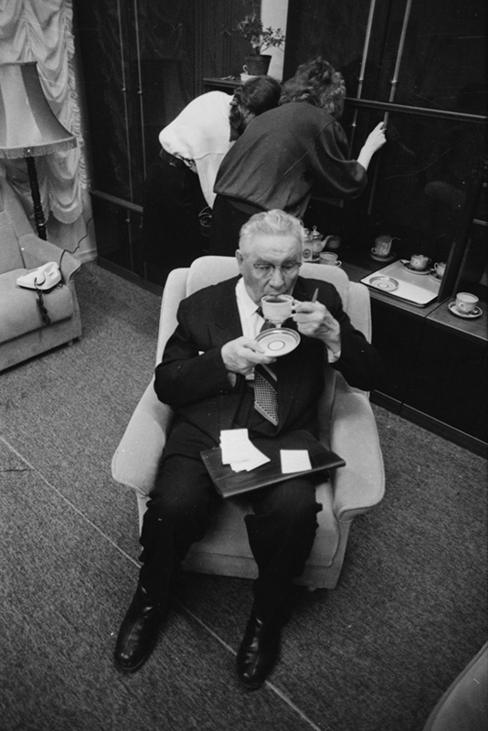 Дмитрий Шепилов на «Неделе совести» в ДК МЭЛЗ, 19 - 26 ноября 1988, г. Москва. ДК МЭЛЗ – Дом культуры Московского электролампового завода (ныне Дворец на Яузе).Фильм «30 лет совести» с этой фотографией.