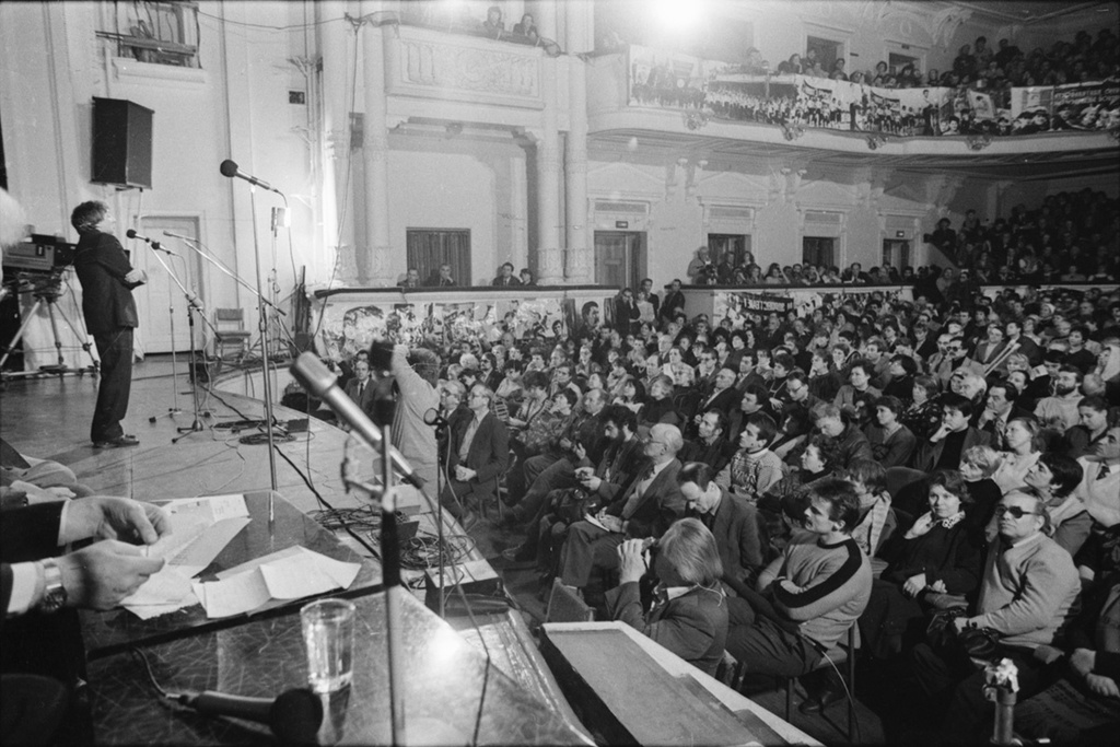 На «Неделе совести» в ДК МЭЛЗ, 19 - 26 ноября 1988, г. Москва. ДК МЭЛЗ – Дом культуры Московского электролампового завода (ныне Дворец на Яузе).