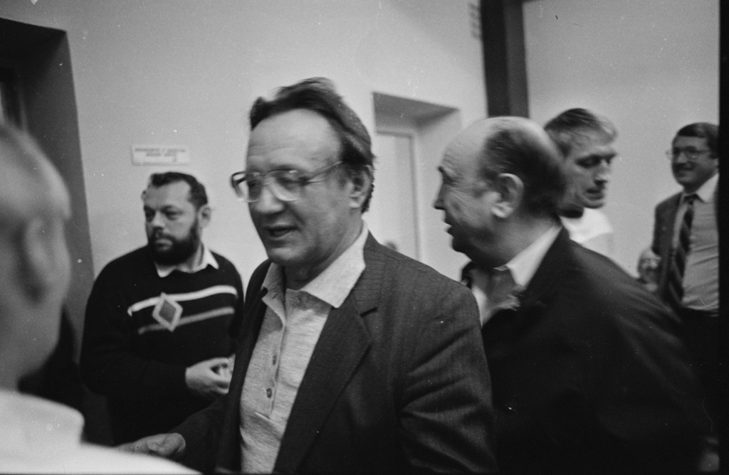 Марк Авербух, Алесь Адамович, Юрий Черниченко, Лев Гущин на «Неделе совести» в ДК МЭЛЗ, 19 - 26 ноября 1988, г. Москва. ДК МЭЛЗ – Дом культуры Московского электролампового завода (ныне Дворец на Яузе).