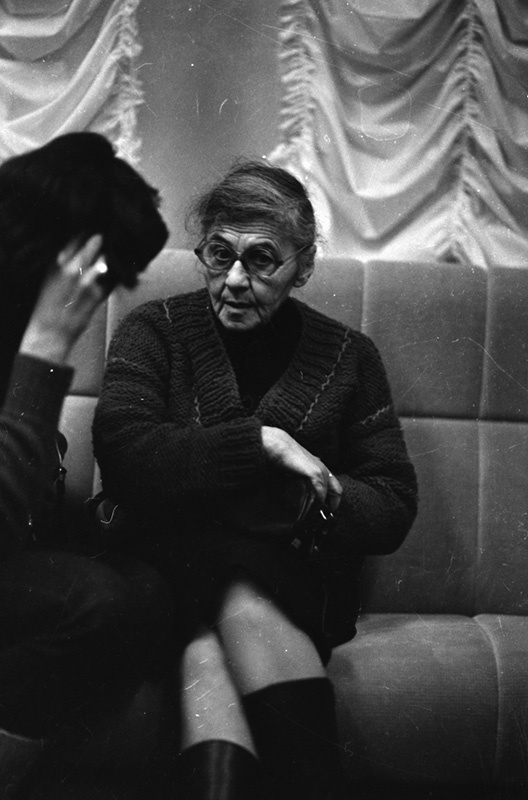 Анна Ларина на «Неделе совести» в ДК МЭЛЗ, 19 - 26 ноября 1988, г. Москва. ДК МЭЛЗ – Дом культуры Московского электролампового завода (ныне Дворец на Яузе).