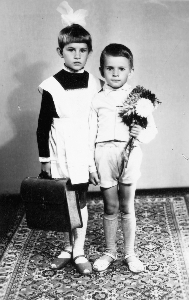 Младший брат провожает сестру в школу, 1 сентября 1973, г. Волжский. Ирина и Валера Карловы.Выставка «Без фильтров–2. Любительская фотография 70-х»&nbsp;и видео «Снова в школу» с этой фотографией.