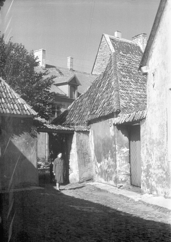 Улицы Таллина, июнь - август 1964, Эстонская ССР, г. Таллин. На снимке – Лидия Дорошкевич.&nbsp;