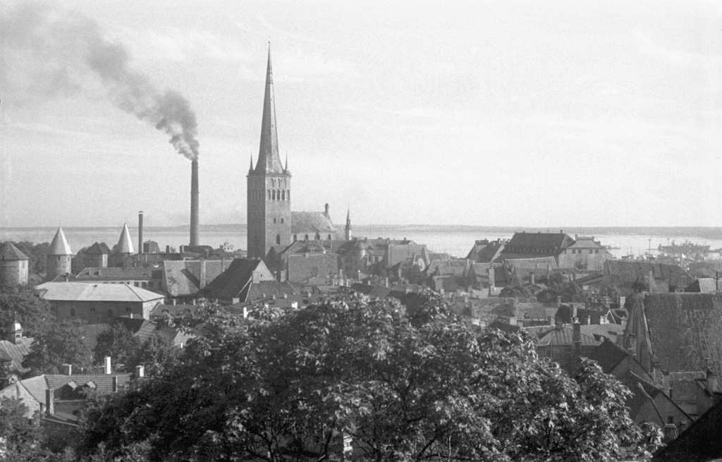 Вид на Таллин с церковью Олевисте со смотровой площадки Тоомпеа, июнь - август 1964, Эстонская ССР, г. Таллин. 