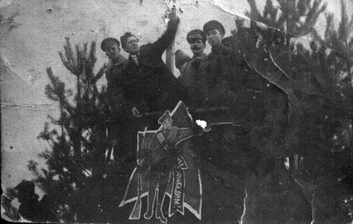Митинг красноармейцев, 1919 год, Саратовская губ., Вольский у.. Митинг в городском парке в связи с отправкой очередного отряда красноармейцев  на фронт.&nbsp;