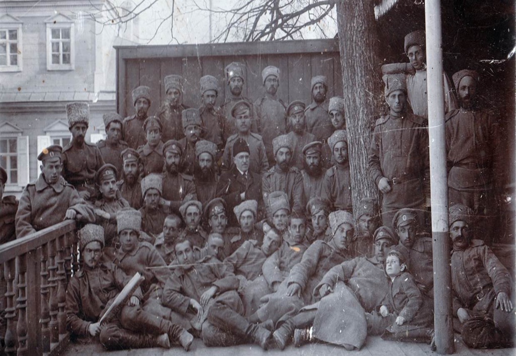 Группа военных, 7 марта 1917, Саратовская губ., г. Вольск. На снимке запечатлена группа военных в фотоателье Гольдфейна, снимок был сделан предположительно 7 марта 1917 года перед отправкой на фронт.