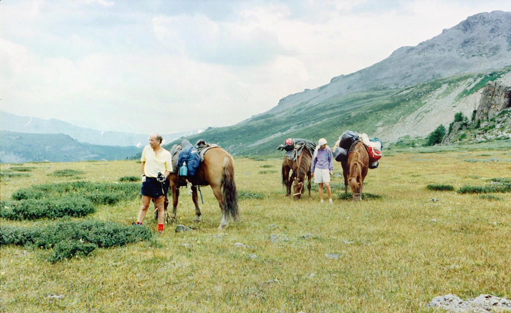 Международная группа туристов на перевале Каменный Белок, 8 октября 1989, Горно-Алтайская АО, Усть-Коксинский р-н. С лошадьми – Марк и Христиан (Швейцария).&nbsp;