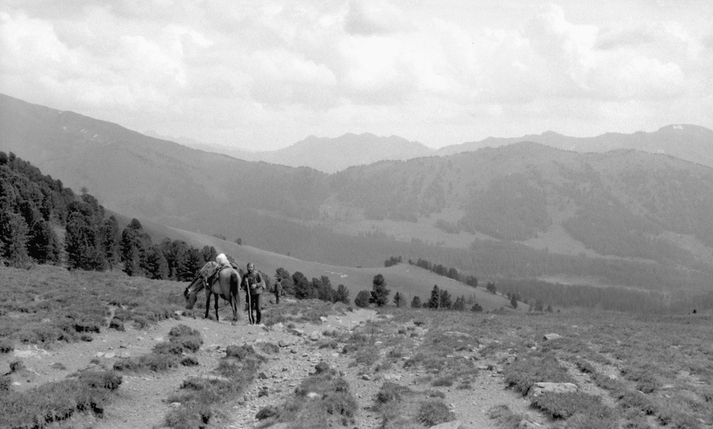Тропы на алтайских склонах, 11 августа 1989, Горно-Алтайская АО, Усть-Коксинский р-н. Стоит рядом с лошадью – Владимир Карлов. 