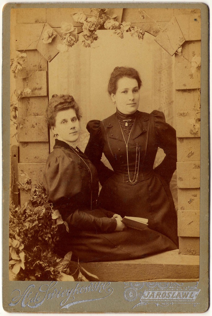 Подруги, 1895 - 1905, г. Ярославль. Фотография из архива Константина Костюченко.