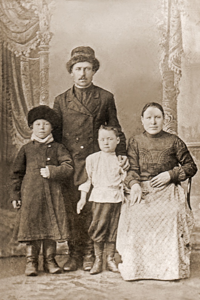 Семья государственных крестьян Орловых, 1914 год, Тобольская губ, Курганский у., г. Курган. Жители деревни Мокино, Шмаковской волости, Курганского уезда. Фотография из архива Макса Орлова.