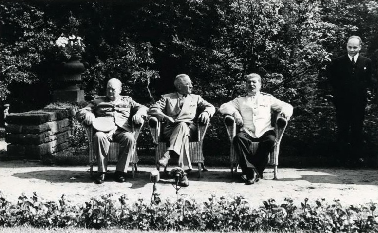 Уинстон Черчилль, Гарри Трумэн, Иосиф Сталин во время Потсдамской конференции, 28 июля 1945, Германия, г. Потсдам. Справа стоит посол СССР в Великобритании Федор Гусев.Выставка «Лидеры СССР за границей» с этой фотографией.