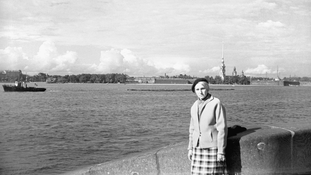 Лидия Васильевна Дорошкевич на Дворцовой набережной, май - август 1960, г. Ленинград. 