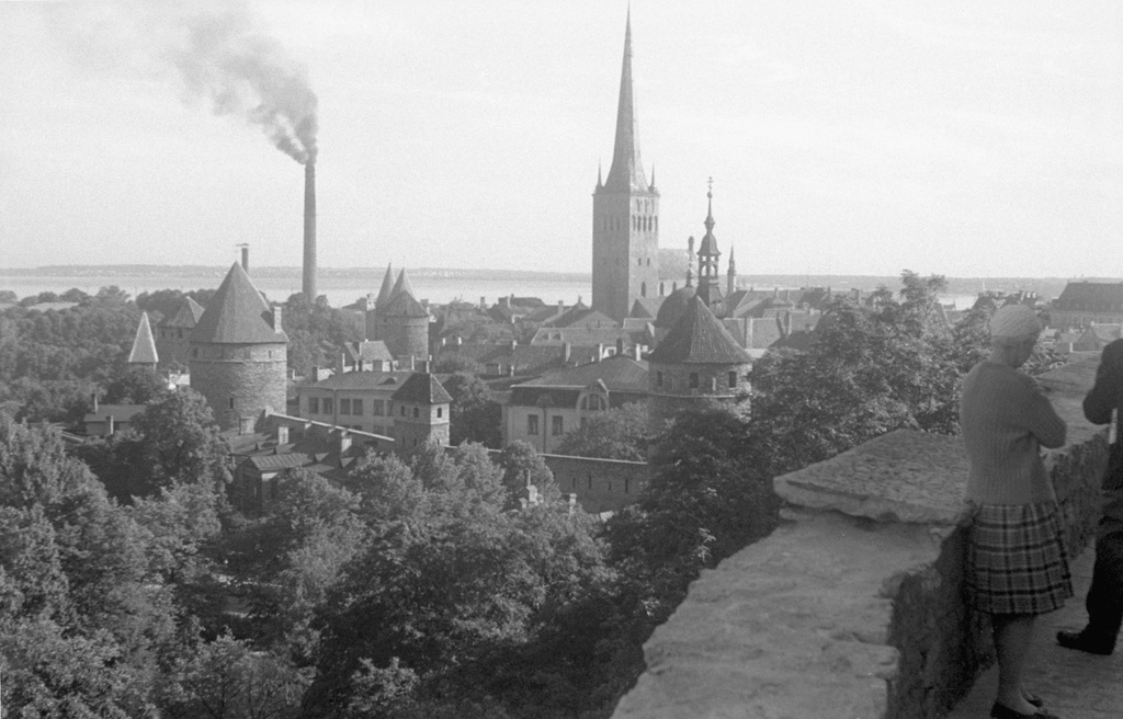 Вид на Таллин с церковью Олевисте со смотровой площадки Тоомпеа, июнь - август 1964, Эстонская ССР, г. Таллин. 