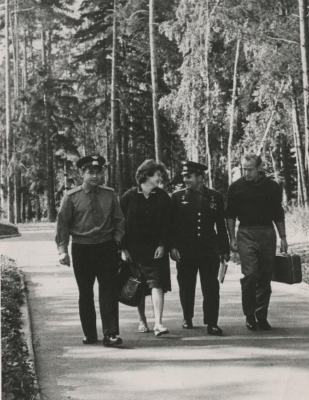 Космонавты Андриян Николаев, Валентина Терешкова, Юрий Гагарин, Алексей Леонов в Звездном городке, 1963 - 1967, Московская обл., пгт. Звездный городок
