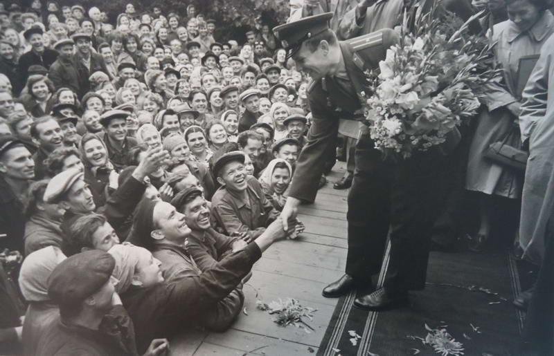 Юрий Гагарин на заводе «Станколит», 1961 год, г. Москва. Выставки «Улыбющийся космос»,&nbsp;«15 лучших букетов»,&nbsp;«СССР в 1961 году» и видео «Быть первым!» с этой фотографией.