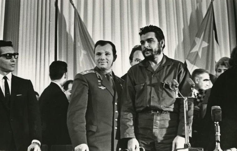Юрий Гагарин и Эрнесто Че Гевара, 11 ноября 1964, г. Москва. Выставки&nbsp;«Улыбающийся космос» и «СССР в 1964 году» с этой фотографией.