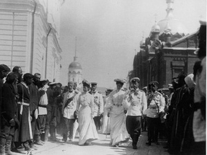 Императорская семья во время ознакомительной прогулки по соборной площади Саровского монастыря при стечении народа, 18 июля 1903, Тамбовская губ., Темниковский у., г. Саров. Ныне Саров – часть Нижегородской области.Выставка «10 лучших фотографий Романовых» и видеовыставка «Цесаревич Алексей: неразгаданное детство» с этой фотографией.