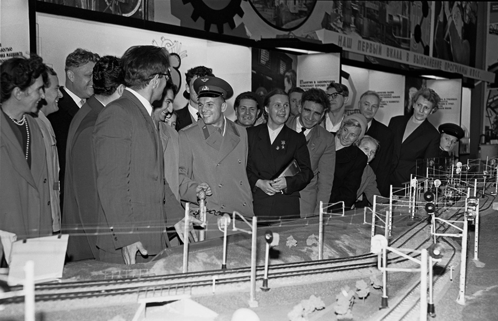 Юрий Гагарин в павильоне ВДНХ, 23 октября 1961, г. Москва. Авторство снимка приписывается Мартынову.Выставка «Улыбающийся космос» с этой фотографией.