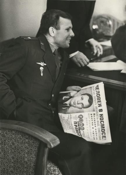Юрий Гагарин с газетой «Комсомольская правда», 13 апреля 1961 - 31 декабря 1961. Выставка «Улыбющийся космос» и видео «Быть первым!» с этой фотографией.