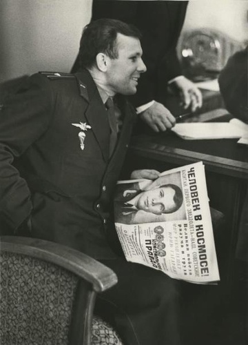 Юрий Гагарин с газетой «Комсомольская правда», 13 апреля 1961 - 31 декабря 1961