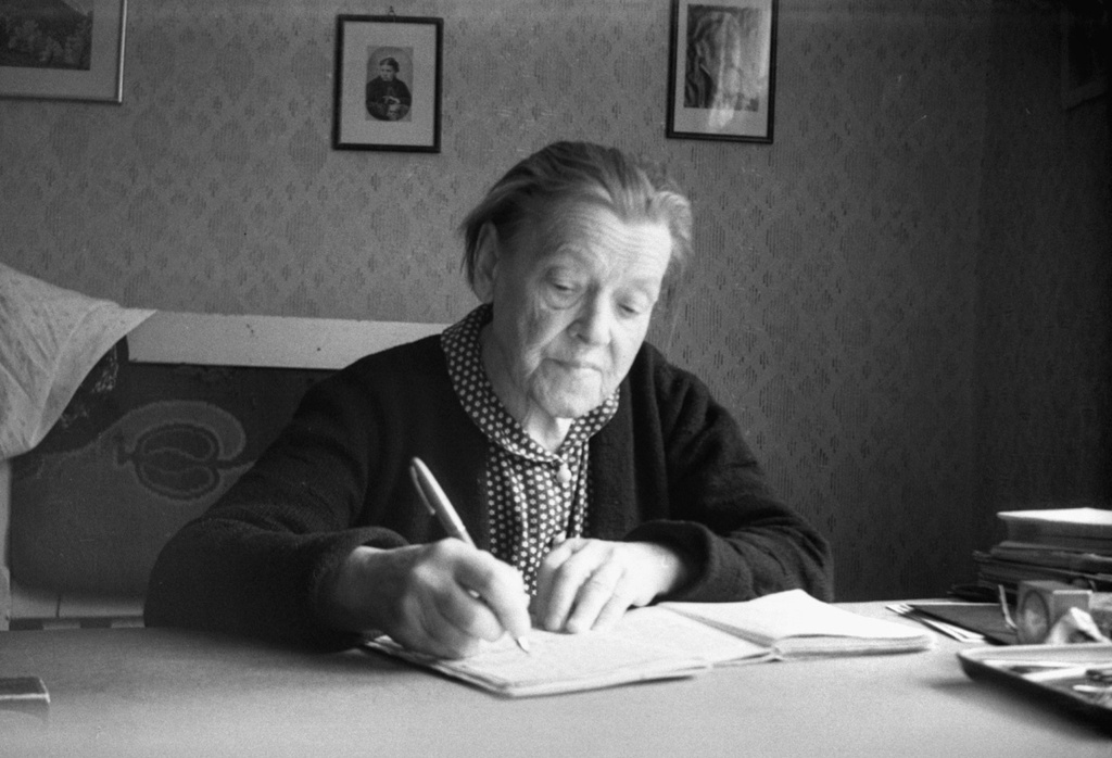 Екатерина Яковлевна за работой, июнь - август 1963, Латвийская ССР, г. Сигулда. 