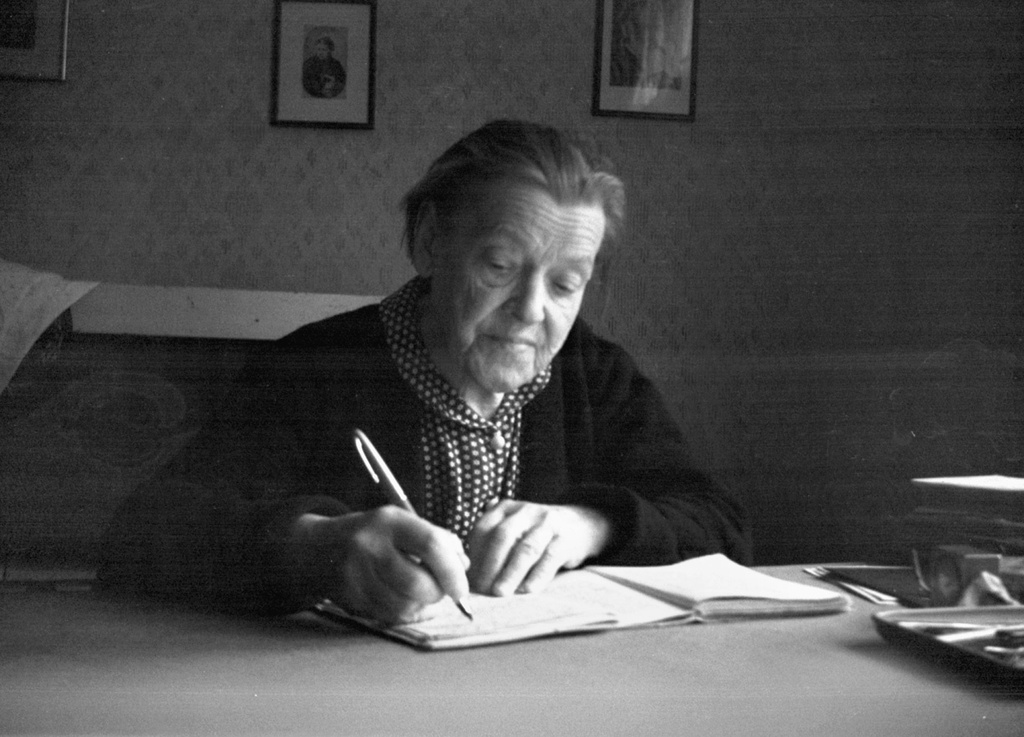 Екатерина Яковлевна за работой, июнь - август 1963, Латвийская ССР, г. Сигулда. 