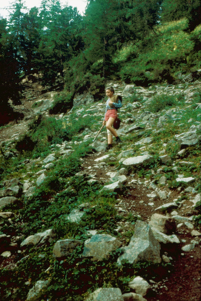 Спускается в долину геолог Ольга Афанасьева, 12 августа 1989, Горно-Алтайская АО, Усть-Коксинский р-н. 