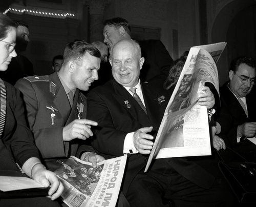 Валентина Гагарина, Юрий Гагарин, Никита Хрущев и Леонид Брежнев, 14 апреля 1961, г. Москва