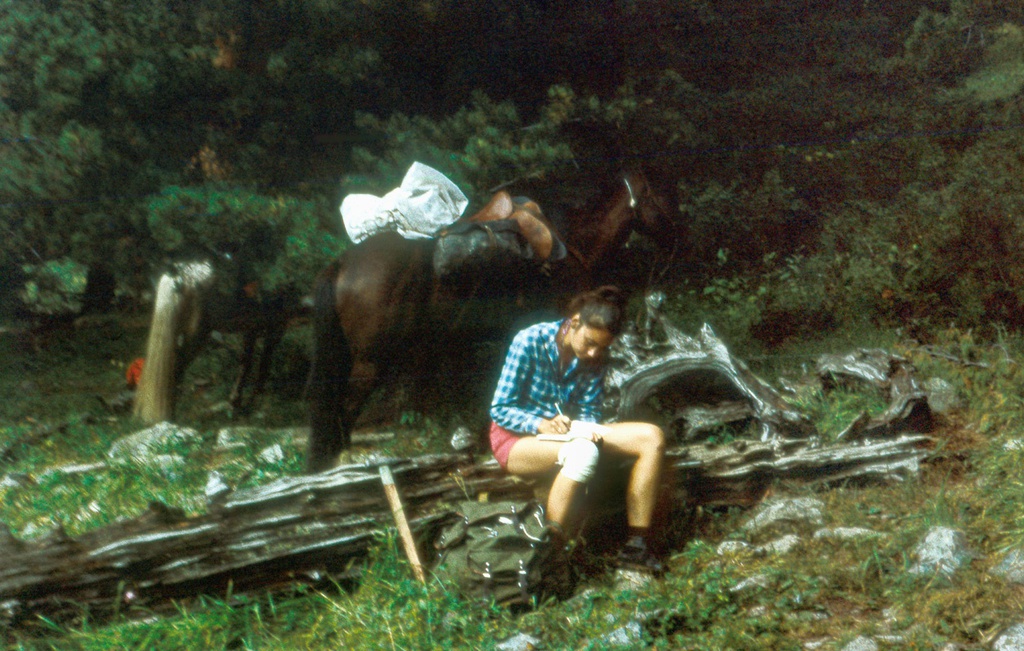 Геолог Ольга Афанасьева заполняет геологический дневник, 12 августа 1989, Горно-Алтайская АО, Усть-Коксинский р-н. 
