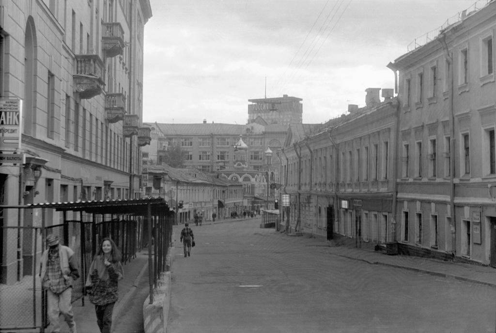 Московские улицы начала 1990-х годов, 1 июня 1991 - 15 октября 1992, г. Москва. Видеовыставка «Раф Шакиров об августовском путче 1991 года» с этой фотографией.&nbsp;