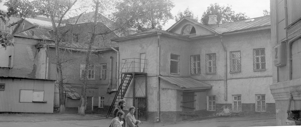 Московские дворы и улицы начала 1990-х годов, 1 июня 1991 - 15 октября 1992, г. Москва. Панорама смонтирована из двух фотографий.&nbsp;