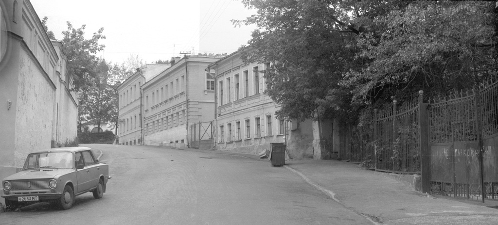 Московские улицы начала 1990-х годов, 1 июня 1991 - 15 октября 1992, г. Москва. Панорама смонтирована из двух фотографий.&nbsp;
