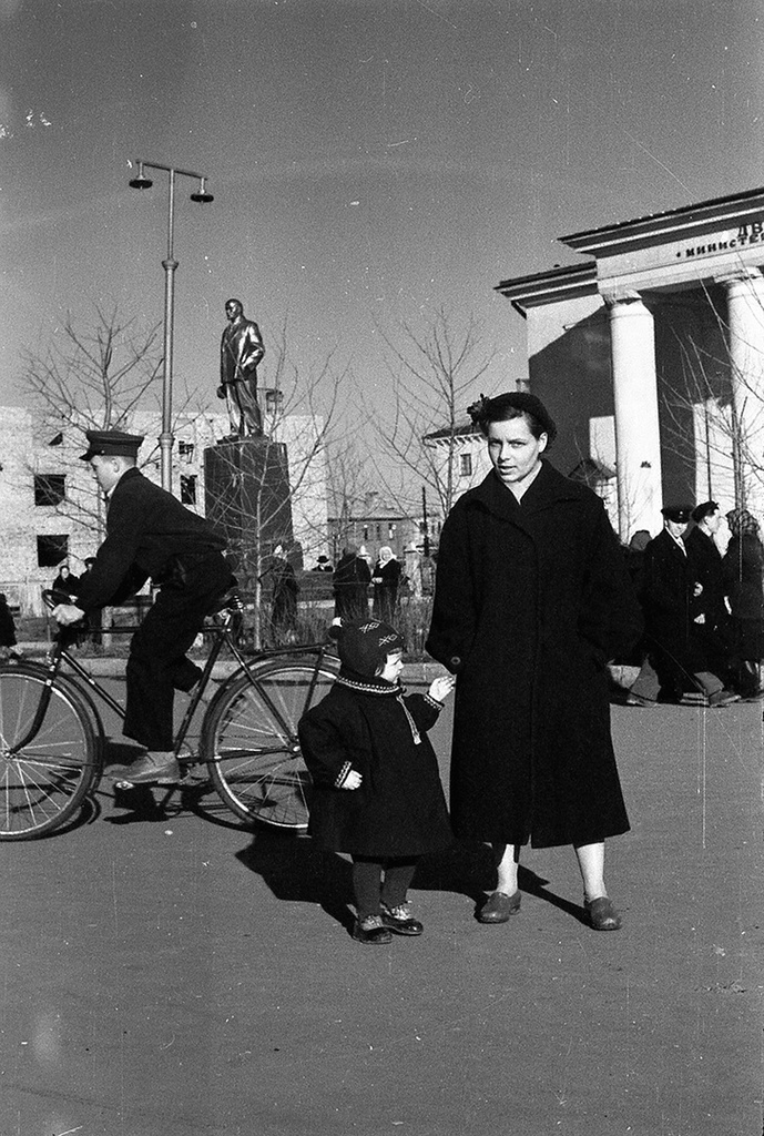 Из семейного альбома. На центральной площади, 1959 год, Калининская обл., г. Нелидово. 