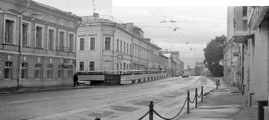 Московские улица начала 1990-х годов, 1 июня 1991 - 15 октября 1992, г. Москва. Панорама смонтирована из двух фотографий. В настоящее время – улица Покровка. 