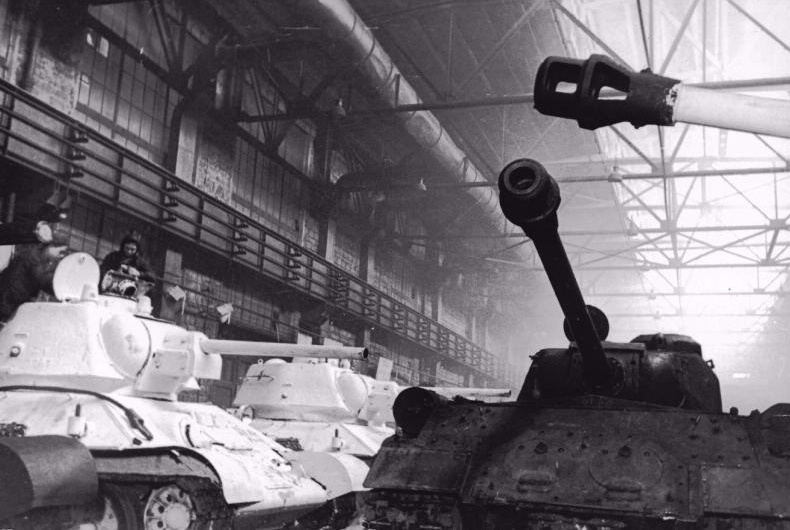 Завод по выпуску танков, 1 декабря 1943 - 31 марта 1944. Выставки&nbsp;«15 лучших фотографий с Т-34», «Великая Отечественная война. Тыл» с этой фотографией.