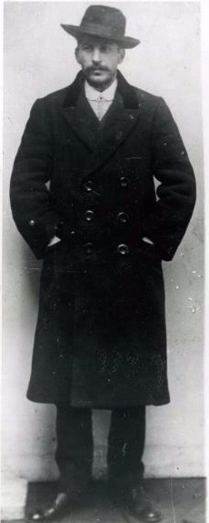 Иосиф Сталин, 1910-е. Образ жизни революционеров конца XIX – начала ХХ века заставлял их довольно часто менять паспорта и партийные клички. Окончательно Иосиф&nbsp;Джугашвили стал Сталиным в 1912 году, ранее он примерял на себя как разные созвучные псевдонимы: Солин, Салин, Сосело, Стефин, так и совсем непохожие на фамилию Сталин:&nbsp;Нижарадзе и Иванович.&nbsp;