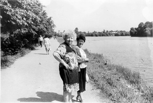 «Подружки», август 1985, г. Петродворец. Анна Севастьянова и Лилия Зайцева.Выставка «В августе 1985-го» с этой фотографией.