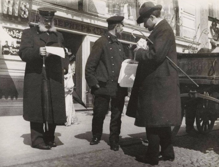 Чиновники на Невском проспекте за чтением газет, 1905 год, г. Санкт-Петербург. Выставка «Трость» с этой фотографией.
