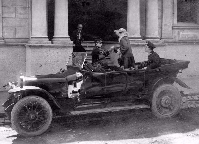 В автомобиле, 1920-е. Предположительно, кадр из кинофильма.